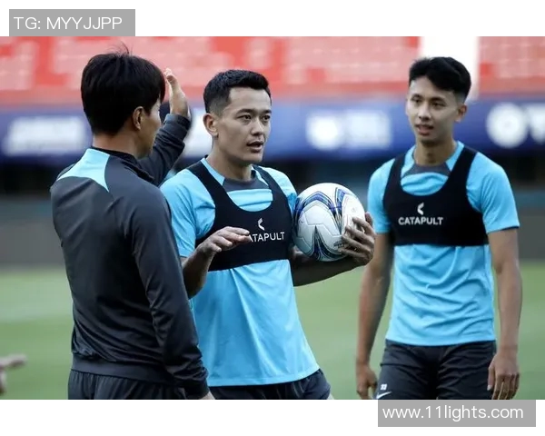 足球明星在训练场被偷拍视频引发粉丝热议与媒体关注 足球明星在训练场被偷拍视频引发粉丝热议与媒体关注