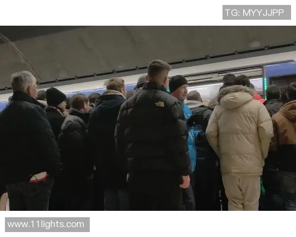 机场工作人员偶遇足球明星引发粉丝热议现场气氛火爆